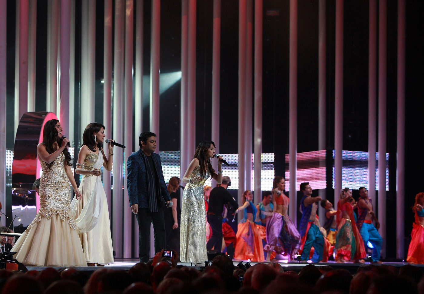 A.R. Rahman auf der Bühne mit drei Sängern, hinter ihnen Tänzer